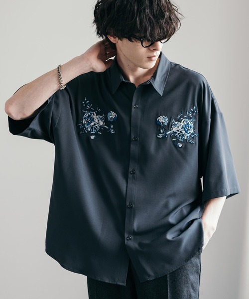 Rocky Monroe(ロッキーモンロー)の「接触冷感オーバーサイズストレッチフラワー刺繍レギュラーカラー半袖シャツ(シャツ/ブラウス・メンズ・ブラック/チャコールグレー/ホワイト・M/L/XL)」の3枚目の写真