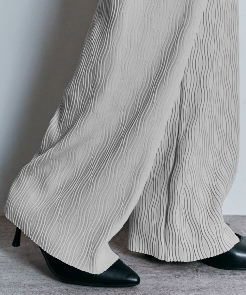 W:Huku(フーク)の「セルフカット ハイウエスト ウェーブ プリーツ パンツ(その他パンツ・レディース・ブラック/チャコール/ライトグレー・M/L)」の5枚目の写真