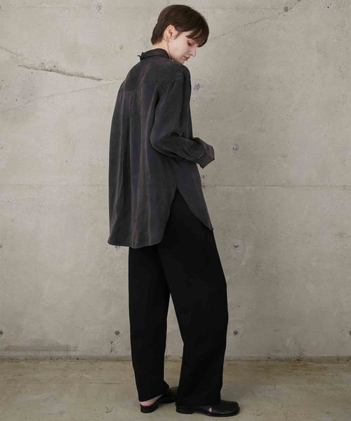 LA PEAU DE GEM（ラポドゥジェム）の「【LA PEAU DE GEM】soft rayon shirt/ソフトレーヨンシャツ（シャツ/ブラウス・レディース・ブラック/ホワイト/ブラウン・FREE）」の5枚目の写真