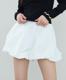 ふんわりとした立体感。バルーンシルエットミニスカート