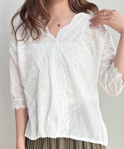 maison de LATIR(メゾンドラティール)の「サラッとデザインブラウスが夏服にgood!レーススカラップブラウス。 上品ブラウスでフェミニンコーデ。(シャツ/ブラウス・レディース・ホワイト/ブラック・M/L/XL)」の2枚目の写真