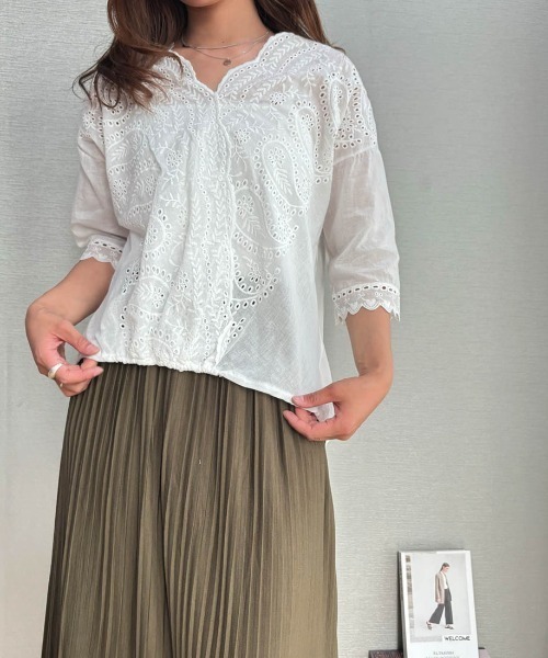 maison de LATIR(メゾンドラティール)の「サラッとデザインブラウスが夏服にgood!レーススカラップブラウス。 上品ブラウスでフェミニンコーデ。(シャツ/ブラウス・レディース・ホワイト/ブラック・M/L/XL)」の4枚目の写真