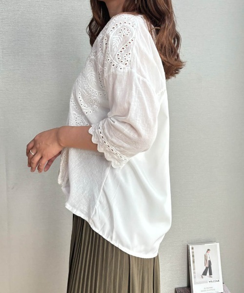 maison de LATIR(メゾンドラティール)の「サラッとデザインブラウスが夏服にgood!レーススカラップブラウス。 上品ブラウスでフェミニンコーデ。(シャツ/ブラウス・レディース・ホワイト/ブラック・M/L/XL)」の6枚目の写真