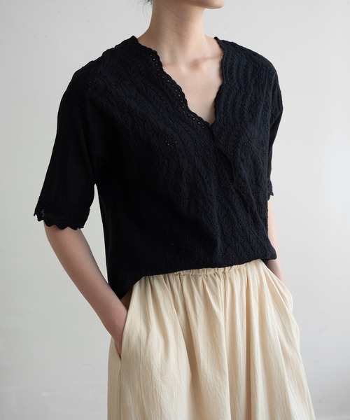 maison de LATIR(メゾンドラティール)の「サラッとデザインブラウスが夏服にgood!レーススカラップブラウス。 上品ブラウスでフェミニンコーデ。(シャツ/ブラウス・レディース・ホワイト/ブラック・M/L/XL)」の14枚目の写真