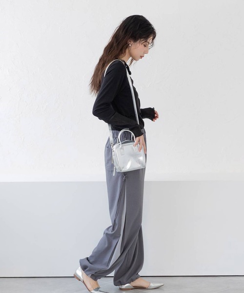 フェリシモMama（フェリシモママ）の「Ｍｏｒｅｄｄｅ　心地いい素材の袖口シアー２ーＷＡＹ授乳トップス（マタニティウェア/グッズ・レディース・ブラック/オフホワイト/ブルー・LL/L/M）」の11枚目の写真