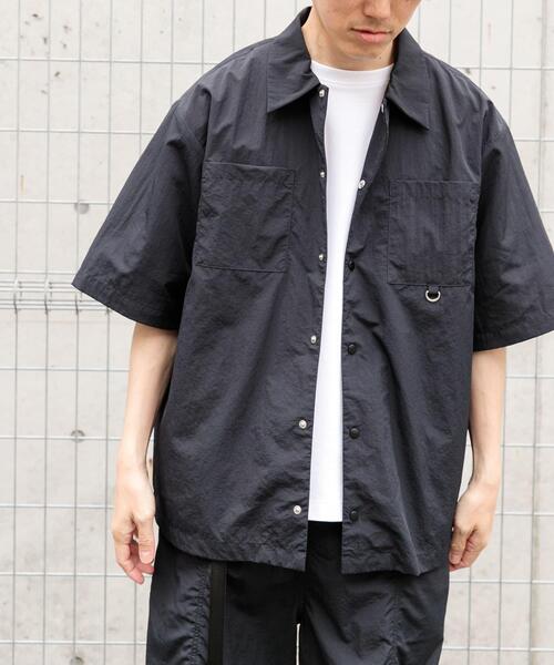 ITEMS URBANRESEARCH(アイテムズ アーバンリサーチ)の「『撥水/イージーケア/接触冷感/UVカット』タスランナイロンスナップボタン半袖シャツ(シャツ/ブラウス・メンズ・ネイビー/チャコールグレー/ブラック・LARGE/MEDIUM)」の2枚目の写真