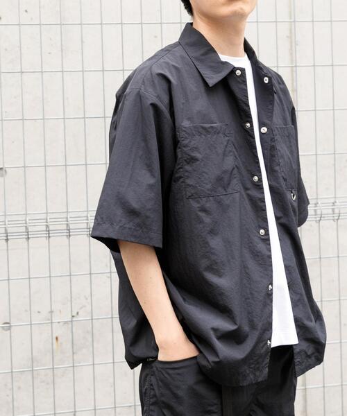 ITEMS URBANRESEARCH(アイテムズ アーバンリサーチ)の「『撥水/イージーケア/接触冷感/UVカット』タスランナイロンスナップボタン半袖シャツ(シャツ/ブラウス・メンズ・ネイビー/チャコールグレー/ブラック・LARGE/MEDIUM)」の11枚目の写真