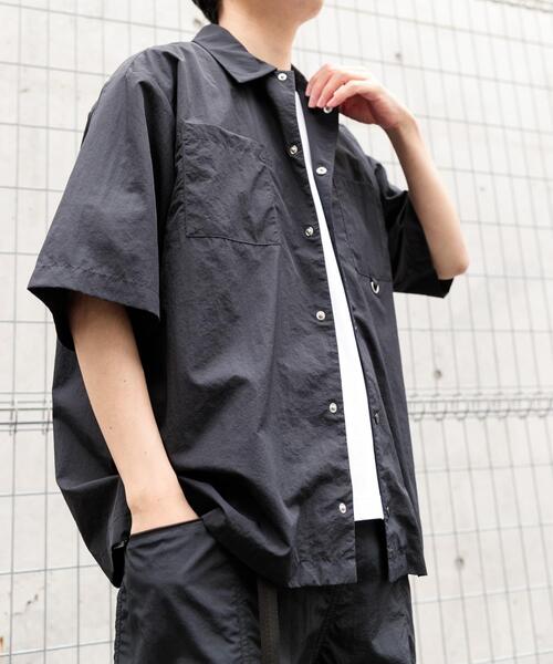 ITEMS URBANRESEARCH(アイテムズ アーバンリサーチ)の「『撥水/イージーケア/接触冷感/UVカット』タスランナイロンスナップボタン半袖シャツ(シャツ/ブラウス・メンズ・ネイビー/チャコールグレー/ブラック・LARGE/MEDIUM)」の9枚目の写真
