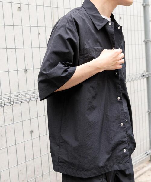 ITEMS URBANRESEARCH(アイテムズ アーバンリサーチ)の「『撥水/イージーケア/接触冷感/UVカット』タスランナイロンスナップボタン半袖シャツ(シャツ/ブラウス・メンズ・ネイビー/チャコールグレー/ブラック・LARGE/MEDIUM)」の8枚目の写真