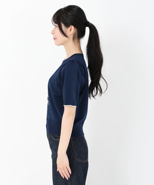 UNIVERVAL MUSE（ユニバーバル ミューズ）の「フラワーインターシャニット（ニット/セーター・レディース・ネイビー/オフホワイト・2）」の6枚目の写真