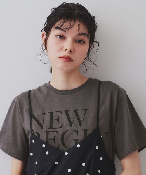OPAQUE.CLIP(オペークドットクリップ)の「BIGロゴTシャツ【洗濯機洗い可】(Tシャツ/カットソー・レディース・ホワイト/チャコールグレー/ライトグリーン・00)」の2枚目の写真
