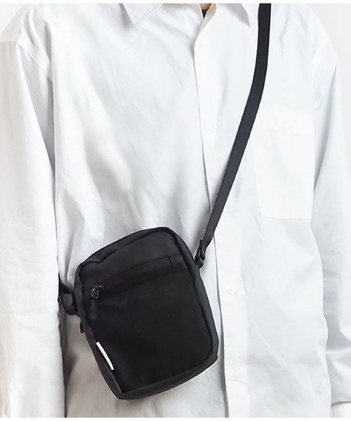 BEAMS DESIGN（ビームス デザイン）の「BEAMSDESIGN（ビームスデザイン）エラスティックメッシュ ショルダーバッグ（ショルダーバッグ・メンズ・グレー/ネイビー/ブラック/サンドベージュ/ライトグレー・FREE）」の2枚目の写真