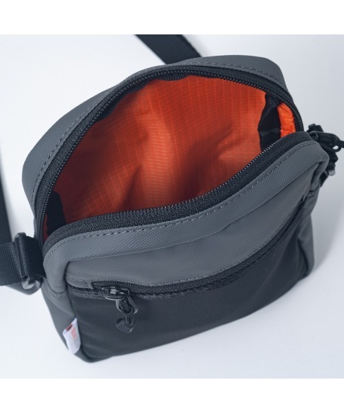 BEAMS DESIGN（ビームス デザイン）の「BEAMSDESIGN（ビームスデザイン）エラスティックメッシュ ショルダーバッグ（ショルダーバッグ・メンズ・グレー/ネイビー/ブラック/サンドベージュ/ライトグレー・FREE）」の7枚目の写真