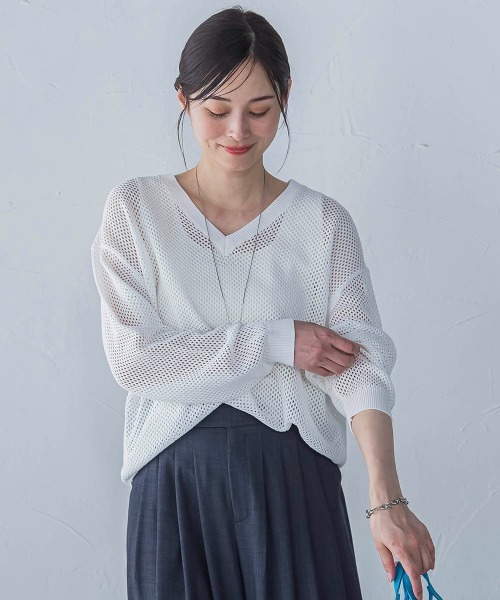 LAUTREAMONT(ロートレアモン)の「ドライタッチメッシュVネックニット≪手洗い可能≫(ニット/セーター・レディース・ブラウン/ホワイト/ブルー・9号)」の1枚目の写真