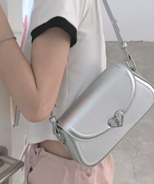 maison de LATIR(メゾンドラティール)の「ハートモチーフシルバーショルダーバッグ(ショルダーバッグ・レディース・ブラック/シルバー/ホワイト/ピンク・FREE)」の9枚目の写真