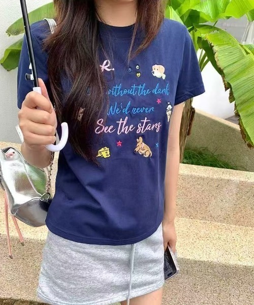 AsRiRe(アスリレイ)の「前刺しゅうロゴTシャツ(Tシャツ/カットソー・レディース・ホワイト/ネイビー・M)」の2枚目の写真