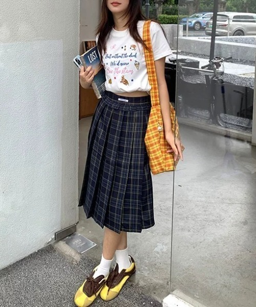 AsRiRe(アスリレイ)の「前刺しゅうロゴTシャツ(Tシャツ/カットソー・レディース・ホワイト/ネイビー・M)」の8枚目の写真