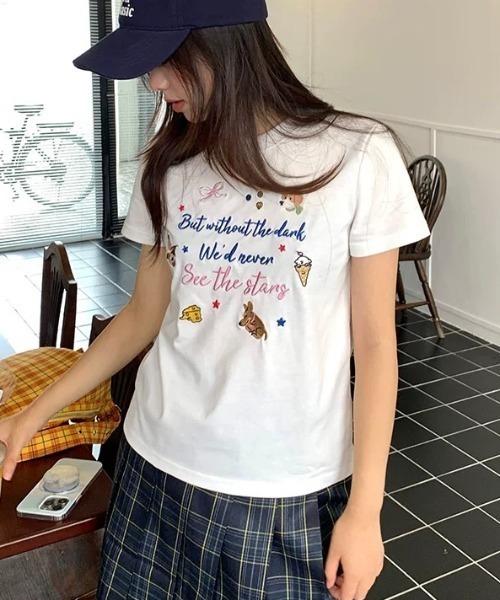 AsRiRe(アスリレイ)の「前刺しゅうロゴTシャツ(Tシャツ/カットソー・レディース・ホワイト/ネイビー・M)」の3枚目の写真