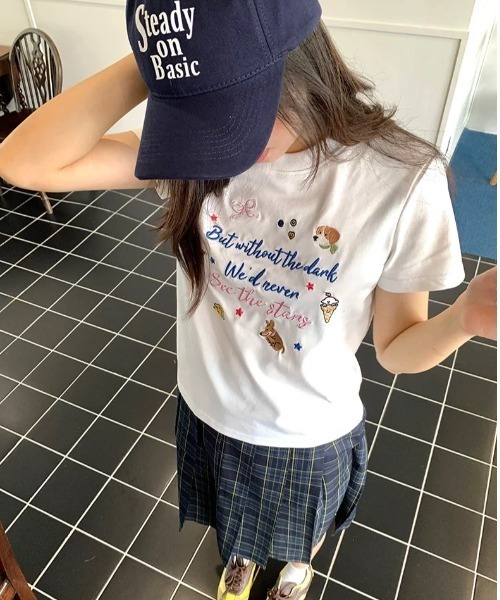 AsRiRe(アスリレイ)の「前刺しゅうロゴTシャツ(Tシャツ/カットソー・レディース・ホワイト/ネイビー・M)」の4枚目の写真