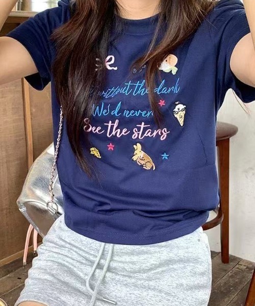 AsRiRe(アスリレイ)の「前刺しゅうロゴTシャツ(Tシャツ/カットソー・レディース・ホワイト/ネイビー・M)」の12枚目の写真