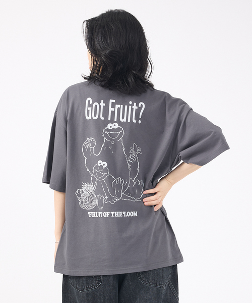 FRUIT OF THE LOOM（フルーツオブザルーム）の「【FRUIT OF THE LOOM/フルーツ オブ ザ ルーム】SESAME STREET×FTL Illust T-Shirt コラボ半袖Tシャツ/プリント（Tシャツ/カットソー・メンズ・ブラック/ブルー系その他・S/M/L）」の2枚目の写真