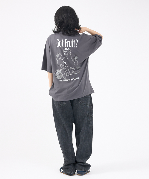 FRUIT OF THE LOOM（フルーツオブザルーム）の「【FRUIT OF THE LOOM/フルーツ オブ ザ ルーム】SESAME STREET×FTL Illust T-Shirt コラボ半袖Tシャツ/プリント（Tシャツ/カットソー・メンズ・ブラック/ブルー系その他・S/M/L）」の3枚目の写真