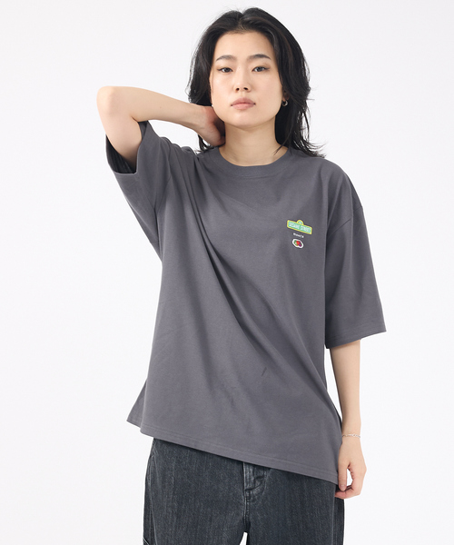 FRUIT OF THE LOOM（フルーツオブザルーム）の「【FRUIT OF THE LOOM/フルーツ オブ ザ ルーム】SESAME STREET×FTL Illust T-Shirt コラボ半袖Tシャツ/プリント（Tシャツ/カットソー・メンズ・ブラック/ブルー系その他・S/M/L）」の5枚目の写真