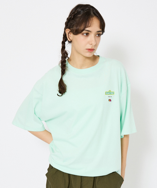 FRUIT OF THE LOOM（フルーツオブザルーム）の「【FRUIT OF THE LOOM/フルーツ オブ ザ ルーム】SESAME STREET×FTL Illust T-Shirt コラボ半袖Tシャツ/プリント（Tシャツ/カットソー・メンズ・ブラック/ブルー系その他・S/M/L）」の6枚目の写真