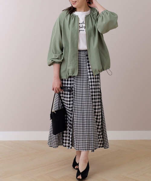 BELLUNA PLUS(ベルーナ)の「サテン素材ブルゾン(ブルゾン・レディース・ライトブルー/オリーブ・LARGE/MEDIUM)」の3枚目の写真