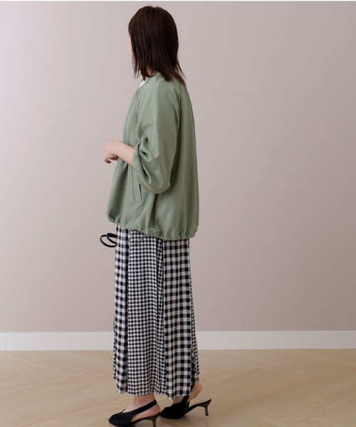 BELLUNA PLUS(ベルーナ)の「サテン素材ブルゾン(ブルゾン・レディース・ライトブルー/オリーブ・LARGE/MEDIUM)」の4枚目の写真