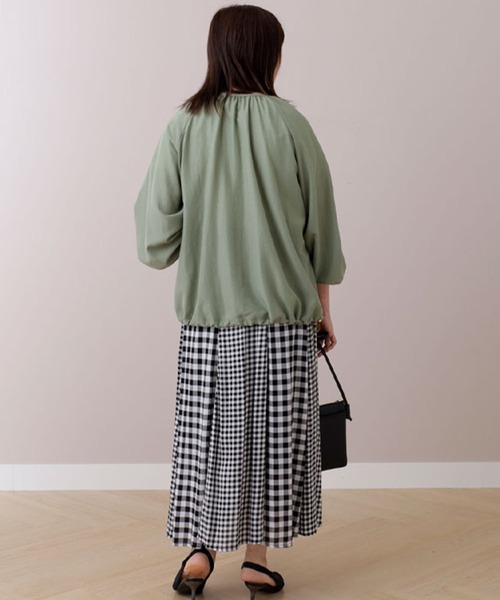 BELLUNA PLUS(ベルーナ)の「サテン素材ブルゾン(ブルゾン・レディース・ライトブルー/オリーブ・LARGE/MEDIUM)」の5枚目の写真