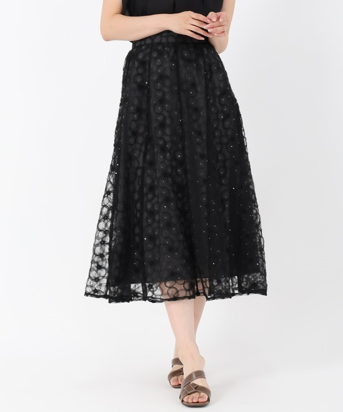 MISCH MASCH(ミッシュマッシュ)の「テープ刺繍フレアスカート(スカート・レディース・アイボリー/ブラック・M/S)」の3枚目の写真