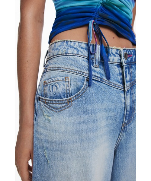Desigual(デシグアル)の「ライトウォッシュブルー ハイウエストワイドレッグストレートデニムパンツ(デニムパンツ・レディース・ブルー・36/38/40/44/34/42)」の2枚目の写真