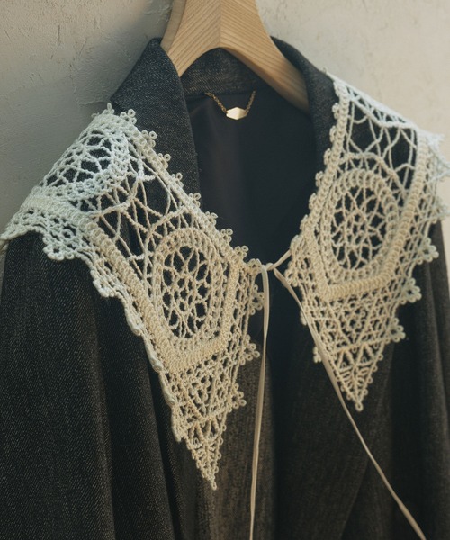 SALON adam et rope'（サロン アダム エ ロペ）の「エンブロイダリカラー（マフラー・レディース・ブラック/オフホワイト・FREE）」の3枚目の写真