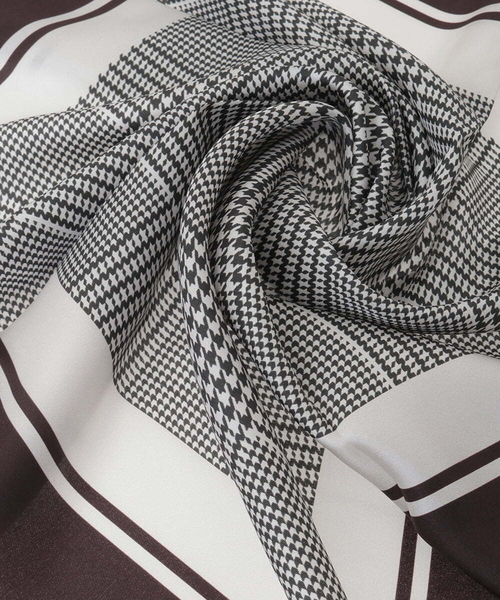 a.v.v（アーヴェヴェ）の「シルクスカーフ（ストール/ショール・レディース・ブラック/ブラウン・38）」の7枚目の写真