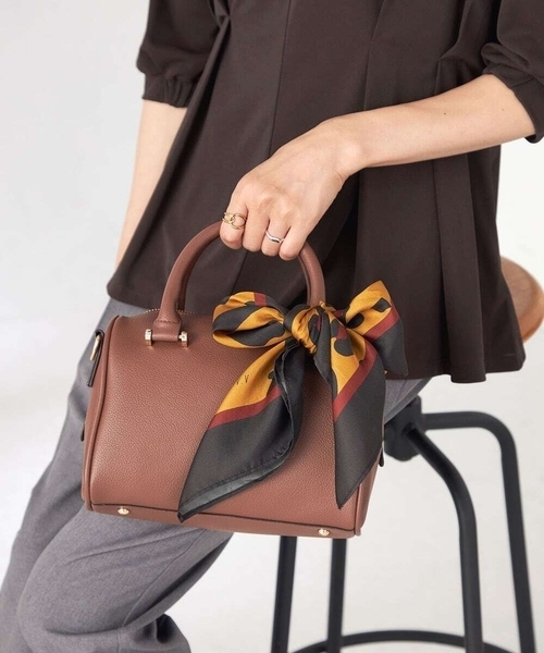 a.v.v（アーヴェヴェ）の「シルクスカーフ（ストール/ショール・レディース・ブラック/ブラウン・38）」の2枚目の写真