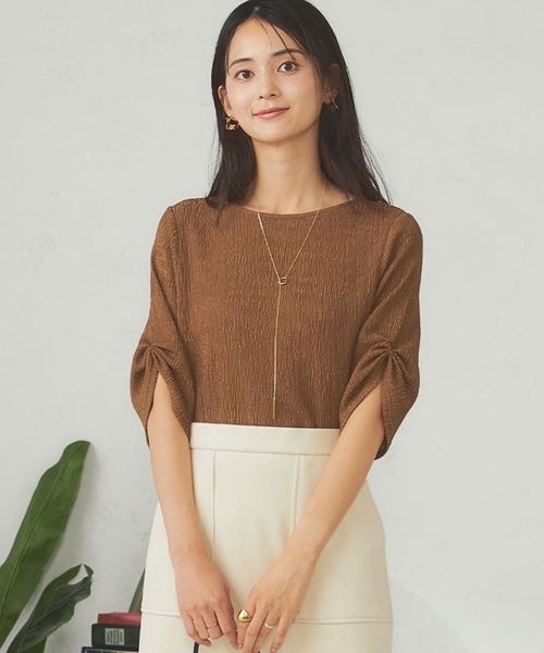 a.v.v（アーヴェヴェ）の「袖ギャザー楊柳カットソー（Tシャツ/カットソー・レディース・ブラック/モカ・40/38）」の2枚目の写真