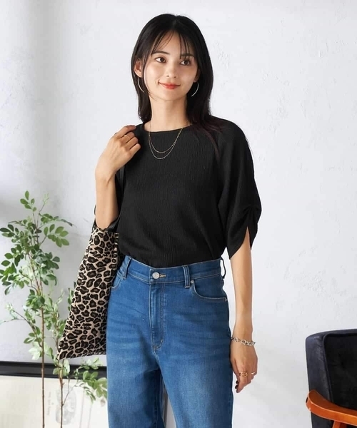 a.v.v（アーヴェヴェ）の「袖ギャザー楊柳カットソー（Tシャツ/カットソー・レディース・ブラック/モカ・40/38）」の3枚目の写真