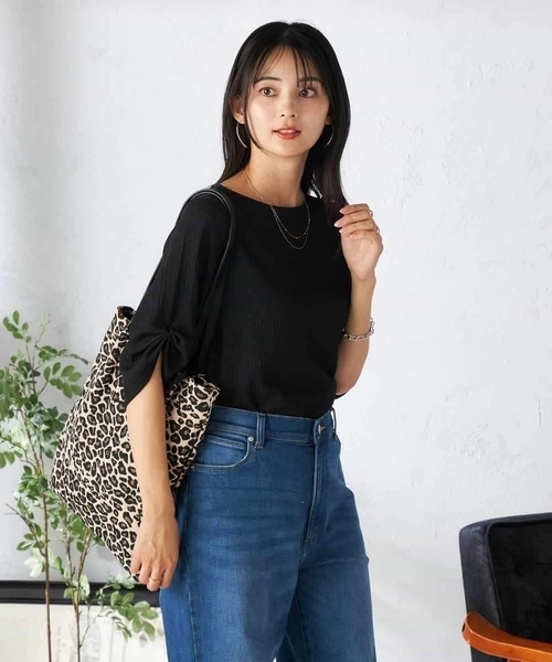 a.v.v（アーヴェヴェ）の「袖ギャザー楊柳カットソー（Tシャツ/カットソー・レディース・ブラック/モカ・40/38）」の4枚目の写真