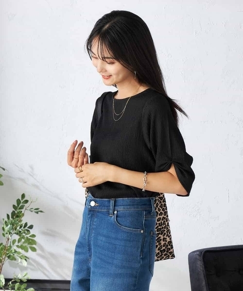 a.v.v（アーヴェヴェ）の「袖ギャザー楊柳カットソー（Tシャツ/カットソー・レディース・ブラック/モカ・40/38）」の5枚目の写真