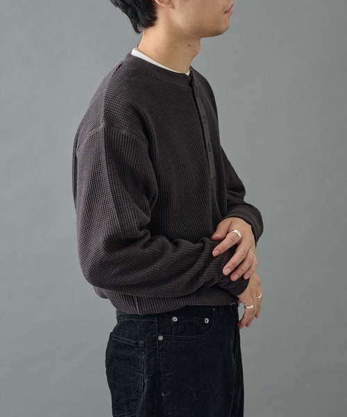 COLONY 2139（コロニートゥーワンスリーナイン）の「ワッフルヘンリーネック（Tシャツ/カットソー・メンズ・チャコールグレー/ブラック/ホワイト・MEDIUM/LARGE）」の15枚目の写真