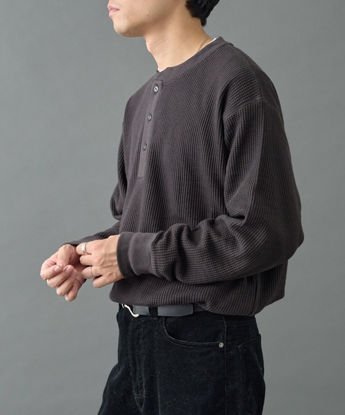 COLONY 2139（コロニートゥーワンスリーナイン）の「ワッフルヘンリーネック（Tシャツ/カットソー・メンズ・チャコールグレー/ブラック/ホワイト・MEDIUM/LARGE）」の13枚目の写真