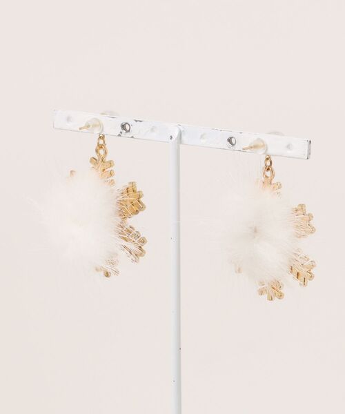 TONE SELECT GOODS（トーンセレクトグッズ）の「【urge select】ふわふわ 雪の結晶モチーフ ピアス（ピアス（両耳用）・レディース・ゴールド系/シルバー系・FREE）」の4枚目の写真