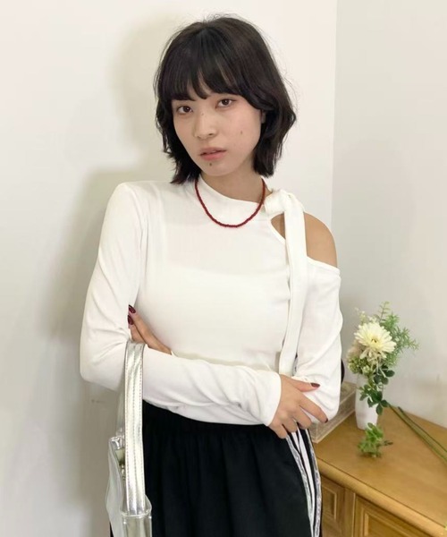 mebole(メボレ)の「ワンショルダーリボンスリムトップス(Tシャツ/カットソー・レディース・ブラック/グレー/ホワイト・FREE)」の1枚目の写真