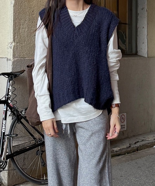 ISOOK（アイスー）の「Vネックニットベスト(eri. select) / レディース オーバーサイズ シンプル 無地 スリット ベージュ ネイビー（ベスト・レディース・ベージュ/ネイビー・FREE）」の2枚目の写真