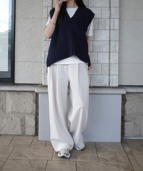 ISOOK（アイスー）の「Vネックニットベスト(eri. select) / レディース オーバーサイズ シンプル 無地 スリット ベージュ ネイビー（ベスト・レディース・ベージュ/ネイビー・FREE）」の15枚目の写真