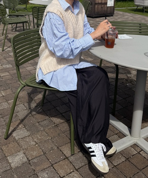 ISOOK（アイスー）の「Vネックニットベスト(eri. select) / レディース オーバーサイズ シンプル 無地 スリット ベージュ ネイビー（ベスト・レディース・ベージュ/ネイビー・FREE）」の7枚目の写真