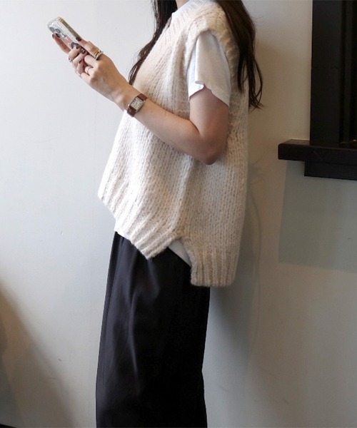 ISOOK（アイスー）の「Vネックニットベスト(eri. select) / レディース オーバーサイズ シンプル 無地 スリット ベージュ ネイビー（ベスト・レディース・ベージュ/ネイビー・FREE）」の8枚目の写真