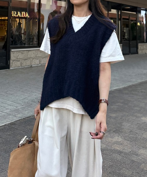 ISOOK（アイスー）の「Vネックニットベスト(eri. select) / レディース オーバーサイズ シンプル 無地 スリット ベージュ ネイビー（ベスト・レディース・ベージュ/ネイビー・FREE）」の10枚目の写真