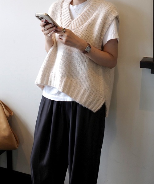 ISOOK（アイスー）の「Vネックニットベスト(eri. select) / レディース オーバーサイズ シンプル 無地 スリット ベージュ ネイビー（ベスト・レディース・ベージュ/ネイビー・FREE）」の11枚目の写真